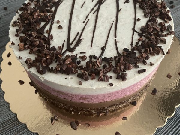 Tort Raw Vegan Căpșuni și Vanilie decorat cu fulgi de cacao – Mireille de Margaux