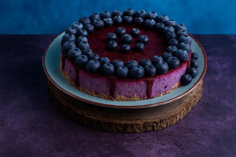 Tort raw vegan cu afine si fructe de padure