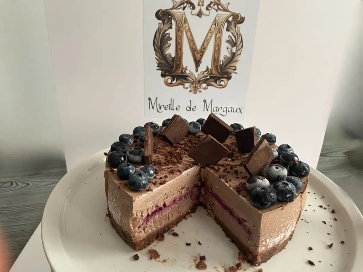Detaliu entremet ciocolata cu insertie de visine