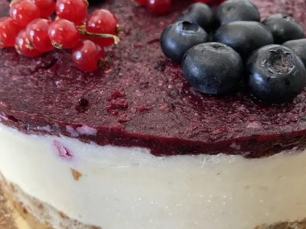 Tort raw vegan cu fructe de padure si rodie Mireille de Margaux Cluj