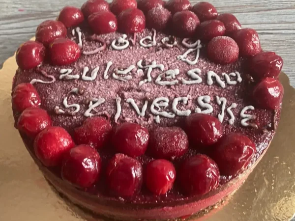 Tort raw vegan cu visine si fructe de padure Mireille de Margaux Cluj